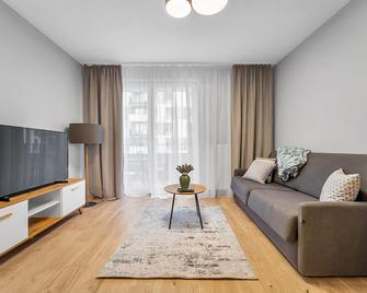 Ursus Comfy Apartment With Free Parking - Warschau - Wohnzimmer