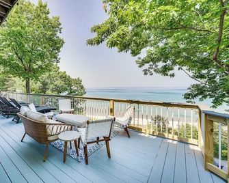 Private Beachfront Lake Michigan Rental w/ Kayaks - Pentwater - Balcony