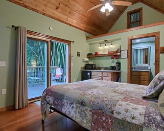 Beautiful Waterside Cabin (2), Great Location, View, 8 Min To Downtown, Biltmore - Asheville - Bedroom