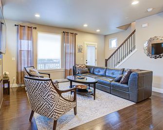 Executive Vacation Home Across Nike Hq/Villasports Gym/Spa, Business Or Family - Beaverton - Living room