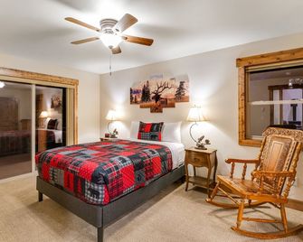 Two neighboring cabins with lake/mountain views & fireplaces, great for a group - Bigfork - Bedroom