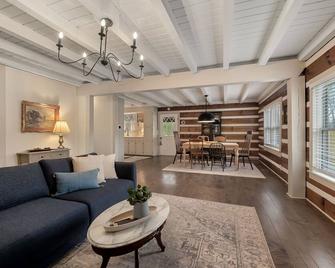 Welcoming Retreat w/ Fire Pit and Pizza Oven. Kid and Pet Friendly. - Smithville - Living room