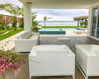 Amazing, Luxurious & Smart Beach Front vacation Home in Olón-Ecuador - Olón - Patio