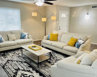 Modern and Stylish updated home - Lake Dallas - Sala de estar