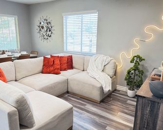 Charming 3-bedroom house with AC and WiFi in marvelous Colton - Colton - Sala de estar