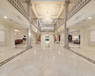 The estate is like a private resort with state of the art security - Saddle River - Lobby