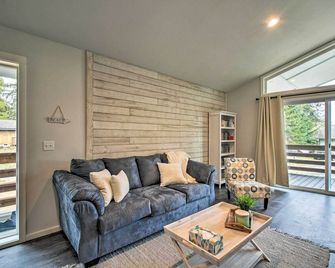 Cozy Cottage on the Coast Near Downtown Westport! - Westport - Living room