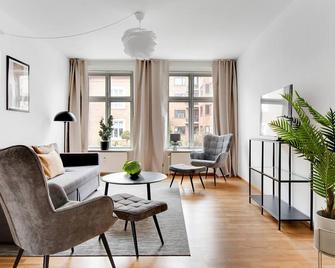 Sanders Constantin - Chic Two-Bedroom Apartment With Balcony - Copenhagen - Living room