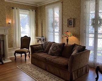 The Yellow Rose Historic Home - Louisiana - Living room