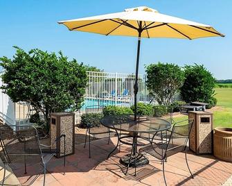 Unwind in Knights Inn Bunkie Free Parking, Outdoor Pool, Free Wifi - Bunkie - Patio