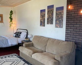 Marker 99 Resort - Melbourne - Living room