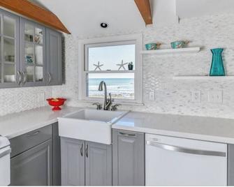 Ocean Dreams, Waves as far as the eyes can see - Scituate - Kitchen