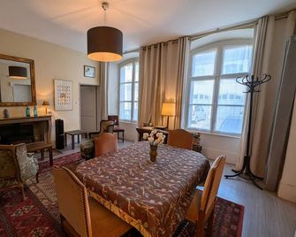 Charmant Appartement Historique A Vesoul, Avec Wifi Et Parking - Fr-1-583-508 - Vesoul - Comedor