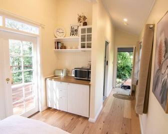 Bottlebrush Cabin, cosy private cabin in the trees - Leura - Küche
