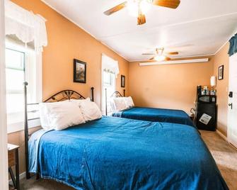 Sleep up to 4 - 2 Queens in Historic Centennial Hotel - Centennial - Habitación