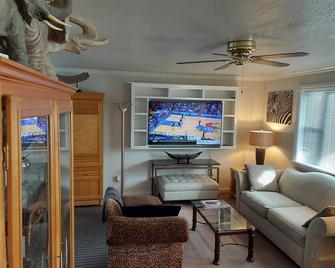 Luxury Townhouse at the Gateway to the Utah Canyons, Best Price On VRBO! - Cottonwood Heights - Living room