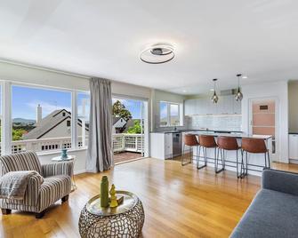Serene 2BR Home in Meadowbank w Balcony & Parking - Auckland - Sala