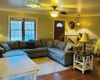 Very private cozy 2-bedroom house in Howell with AC and hot tub - Howell - Huiskamer