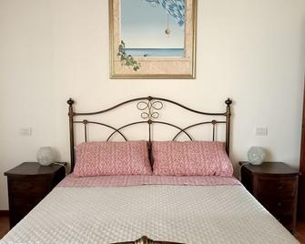 At Marti's house - Loreto - Camera da letto