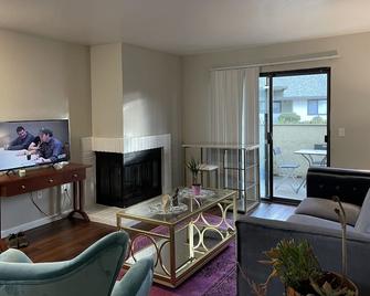Spacious 1-bedroom apartment with pool and gym - Davis - Living room