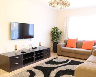 Tillas Guesthouse - ווינדהוק - סלון