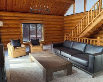 Wedding weekend and your next event place. 3-bedroom cabin on acreage in Elkhorn - Elkhorn - Sala de estar
