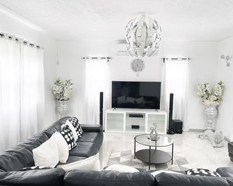 Attalia Villa 5-bed in Runaway Bay Near Ocho Rios - Runaway Bay - Living room