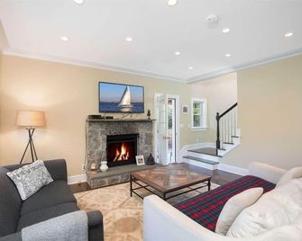 Farmhouse Nestled by Meadow, Pool, Near Beaches and Centrally Located! - Shelter Island - Sala de estar