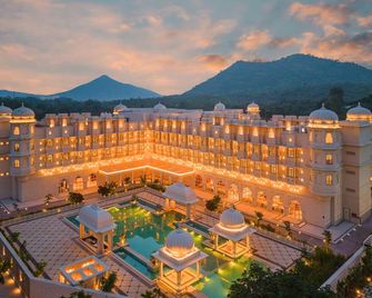 Wyndham Grand Udaipur Fateh Sagar Lake - Udaipur - Building