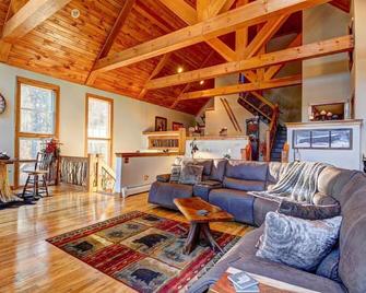 Forest Lodge - Near 6 Ski Resorts - Jamaica - Living room