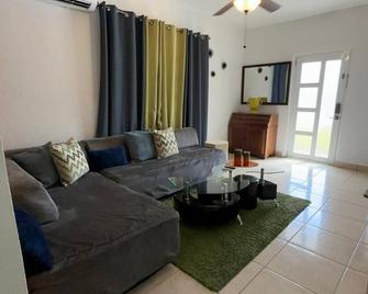 Cozy house near SJ w/ light 24/7 - San Juan - Soggiorno