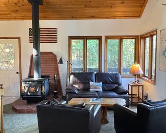 Lake Coeur d'Alene Family-friendly cabin - Harrison - Living room