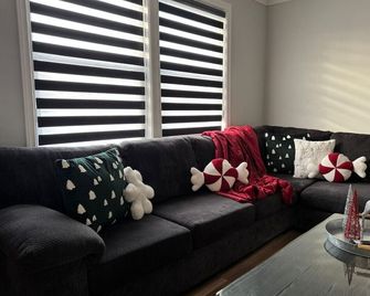Outdoor Sauna Hot Tub Playroom Port Dall - St. Catharines - Living room