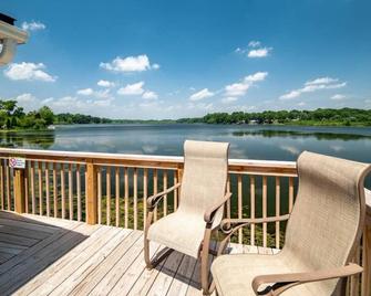 Lake Front Hot Tub Fire Pit Sleeps 10 - Akron - Balcony