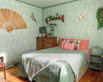Three Bedroom Time Capsule House in Hidden Gem Gwinn, Michigan - Gwinn - Bedroom