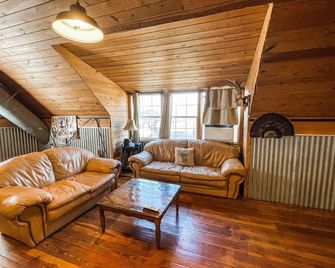 Quiet Crystal Creek Ranch Bunkhouse with large private pond - Laughlin AFB - Вітальня