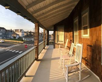 Big Charming Bay Head Beach House on East Ave -Ocean Views, Ping Pong, Big Yard! - Bay Head - Balcón