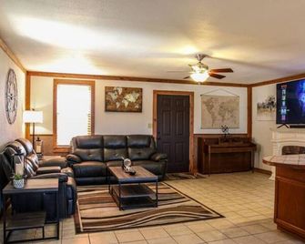 River Front Get Away - Brownwood - Huiskamer