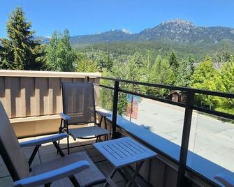 Cozy 1BR, steps from Creekside Gondola by Harmony Whistler Vacations - Whistler - Balcony