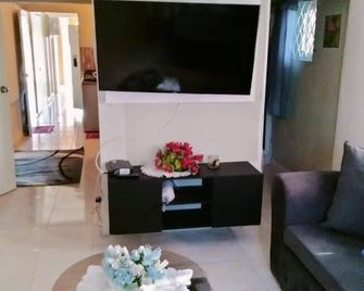 Modern and comfortable 2bedroom flat - Portmore - Living room