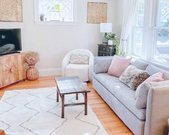 Comfy, Stylish Apt. Near Uni's, Driveway - Somerville - Sala de estar