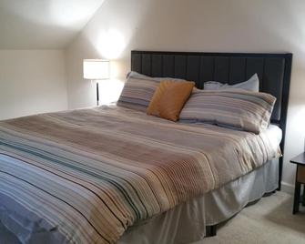 Feel at Home in spacious 3B-2.5Ba -Mall/MBTA/Park - Framingham - Bedroom