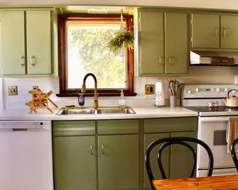 Ely Camp Haus: Vintage Home in Downtown Ely - Ely