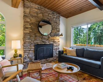 Mid-Century Beach Cabin by AvantStay Walk to Beach - Coupeville - Wohnzimmer