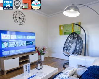 Wollongong station holiday house with Wi-Fi,75 Inch TV, Netflix,Parking,Beach - Wollongong