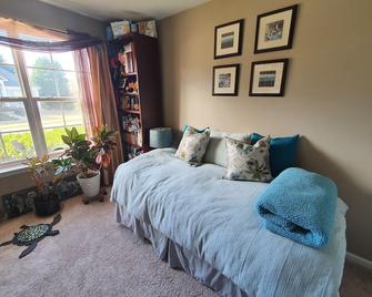 Cozy Peaceful Home Sleeps up to 11 Top-Rated for 8 years 5 min to GSP, BMW - Greer - Living room