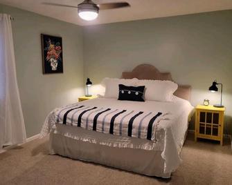 Quaint Mr Rogers Home near Fleming Island - Orange Park - Habitación