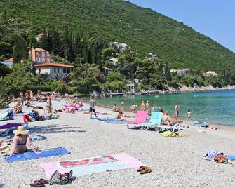 Apartments by the sea Trpanj, Peljesac - 3157 - Trpanj - Beach