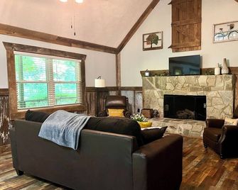 Charming Cabin + Hot Tub ~ Lake James & Linville Gorge ~ Pet-Friendly + Wi-Fi! - Morristown - Huiskamer
