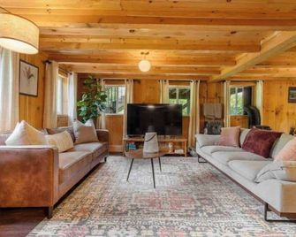 A-Frame Hot tub Retreat - Firepit, Grill, EV & Dog Friendly, Close to N. Conway. - Fryeburg - Stue